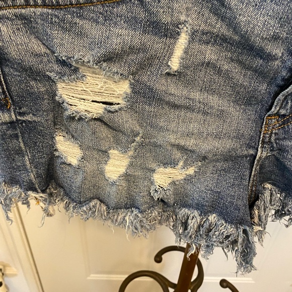 GAP Distressed Cutoff Shorts 32 3” Short - Picture 11 of 16